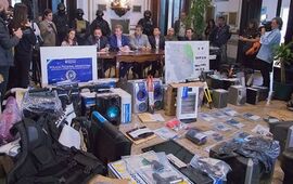 El despliegue de lo secuestrado en los allanamientos. Foto: Alan Monz&oacute;n/Rosario3.com