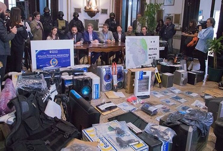 El despliegue de lo secuestrado en los allanamientos. Foto: Alan Monz&oacute;n/Rosario3.com