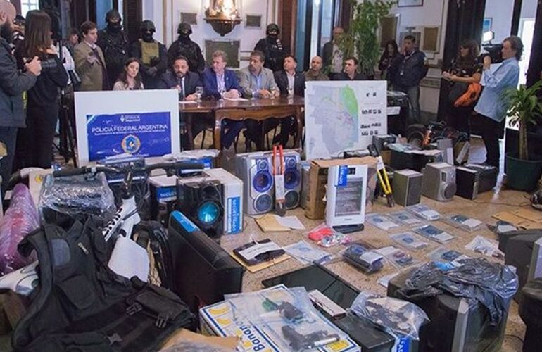 El despliegue de lo secuestrado en los allanamientos. Foto: Alan Monz&oacute;n/Rosario3.com