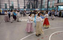 Hubo varias presentaciones. Una de las tantas postales que dejó el acto de este 25 de mayo en Arroyo Seco.