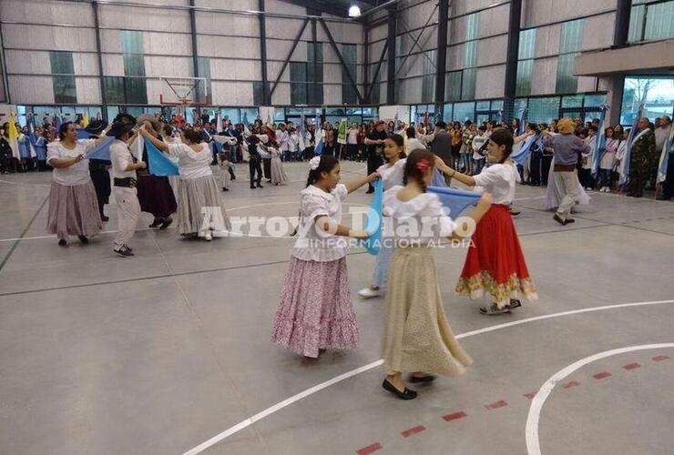 Hubo varias presentaciones. Una de las tantas postales que dejó el acto de este 25 de mayo en Arroyo Seco.