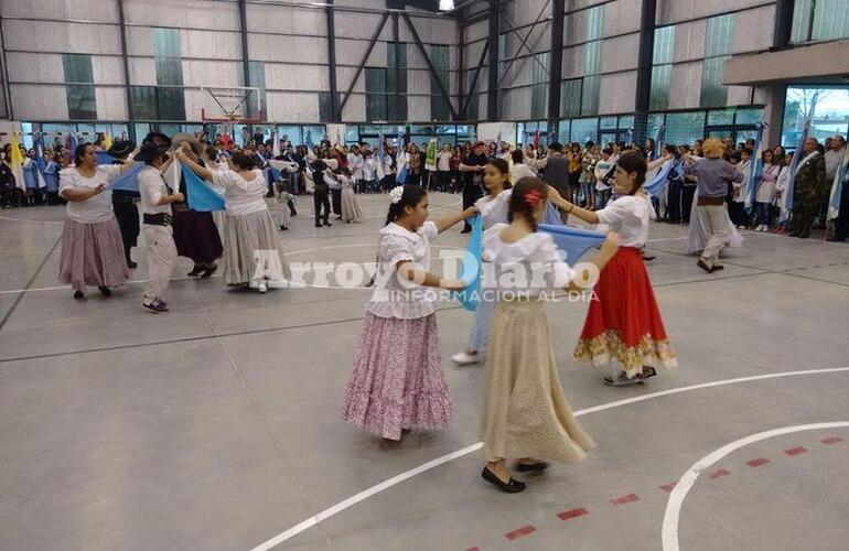 Hubo varias presentaciones. Una de las tantas postales que dejó el acto de este 25 de mayo en Arroyo Seco.