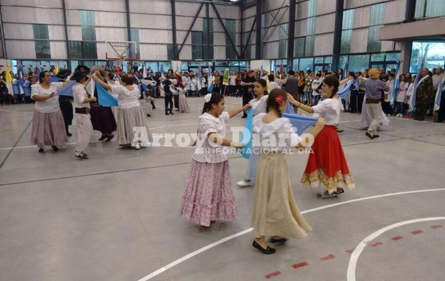 Hubo varias presentaciones. Una de las tantas postales que dejó el acto de este 25 de mayo en Arroyo Seco.