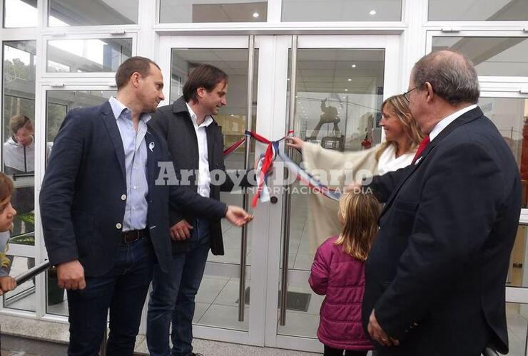 Momento esperado. El corte de cinta y la apertura del CIC.