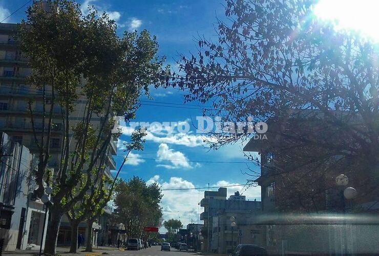 Iría desmejorando. Este mediodía el cielo podía verse despejado; mientras que el SMN ya nos adelanta lloviznas para mañana.