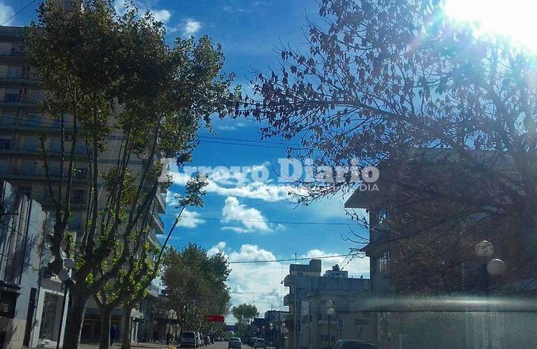 Iría desmejorando. Este mediodía el cielo podía verse despejado; mientras que el SMN ya nos adelanta lloviznas para mañana.