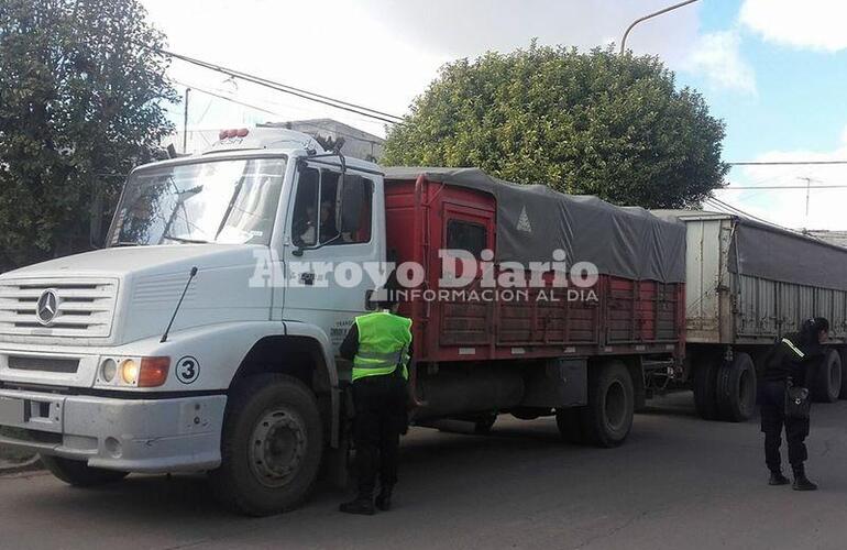 De Córdoba. El chofer que conducía el camión pertenece a una empresa de transportes de la provincia de Córdoba.