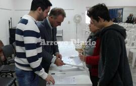 Sobre la entrega. Estuvo encabezada por el Secretario de Salud P&uacute;blica y Acci&oacute;n Social Dr. Dami&aacute;n Cavallero y el Secretario de Cultura Franco De Crist&oacute;fano.