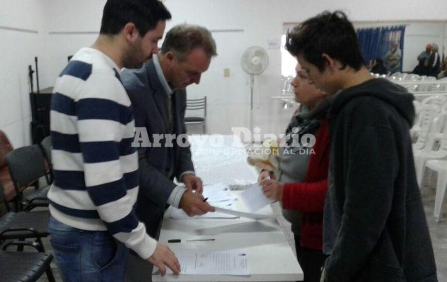 Sobre la entrega. Estuvo encabezada por el Secretario de Salud P&uacute;blica y Acci&oacute;n Social Dr. Dami&aacute;n Cavallero y el Secretario de Cultura Franco De Crist&oacute;fano.