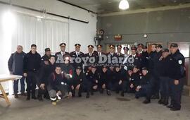 Para la foto. Los bomberos presentes posaron para la foto una vez terminado el acto.