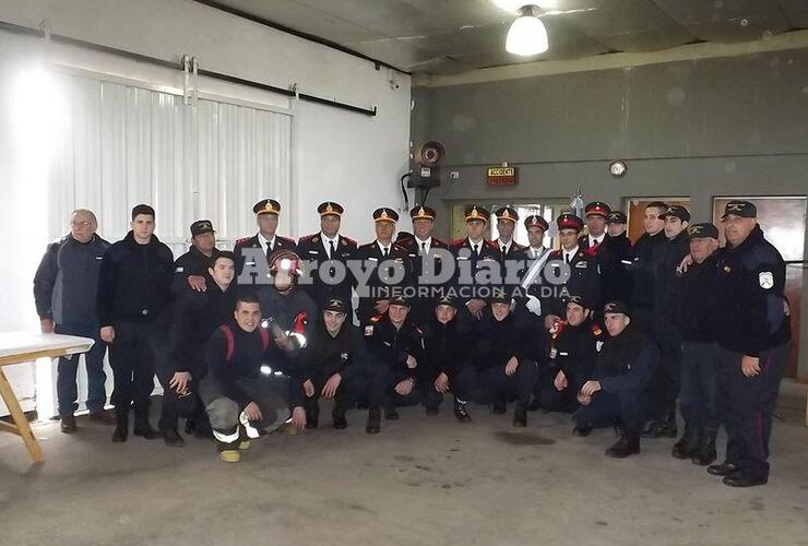 Para la foto. Los bomberos presentes posaron para la foto una vez terminado el acto.