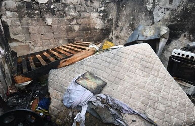 La casilla se carboniz&oacute; producto de las llamas. Foto: Alan Monz&oacute;n/Rosario3,com