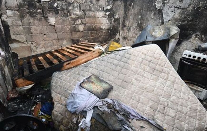 La casilla se carboniz&oacute; producto de las llamas. Foto: Alan Monz&oacute;n/Rosario3,com