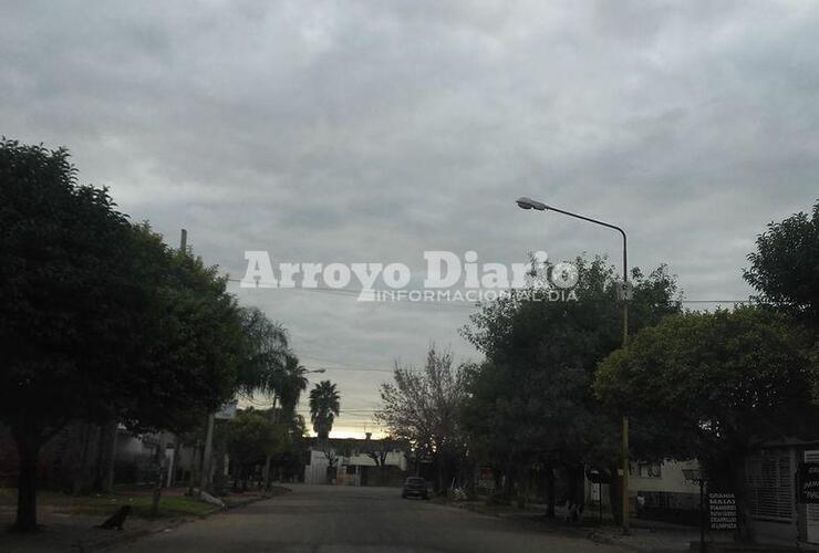 Imagen de Sábado gris: cielo nublado durante todo el día