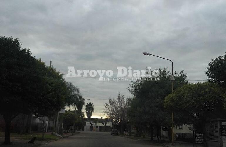 Imagen de Sábado gris: cielo nublado durante todo el día