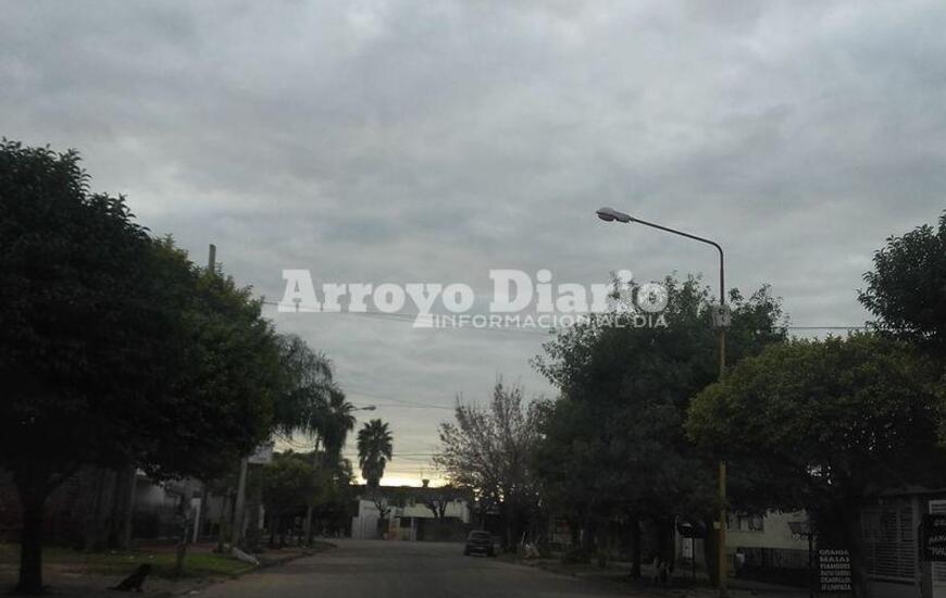 Imagen de Sábado gris: cielo nublado durante todo el día
