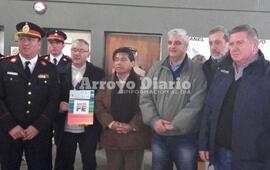El momento. Las autoridades de Bomberos, el intendente Nizar Esper y los funcionarios provinciales durante la entrega.