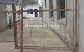 Rompieron el tejido. Los delincuentes primero da&ntilde;aron el tejido del port&oacute;n para poder ingresar a la propiedad.