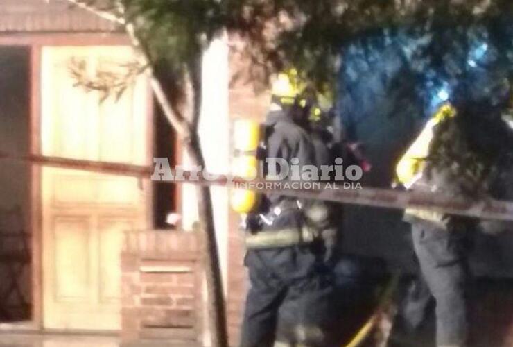 Trabajando. Los bomberos en plena tarea esta noche en Garaghan al 800.