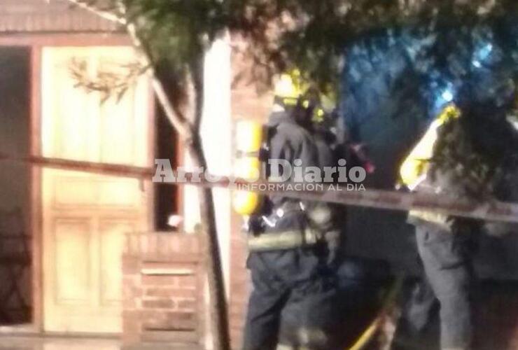 Trabajando. Los bomberos en plena tarea esta noche en Garaghan al 800.