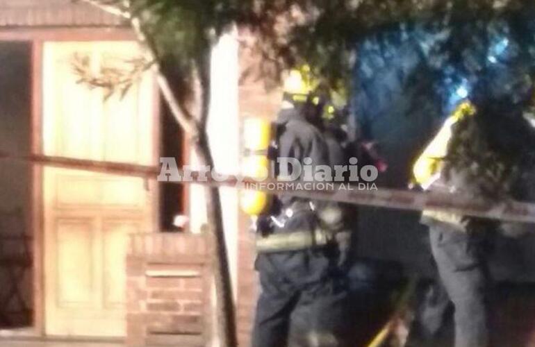 Trabajando. Los bomberos en plena tarea esta noche en Garaghan al 800.