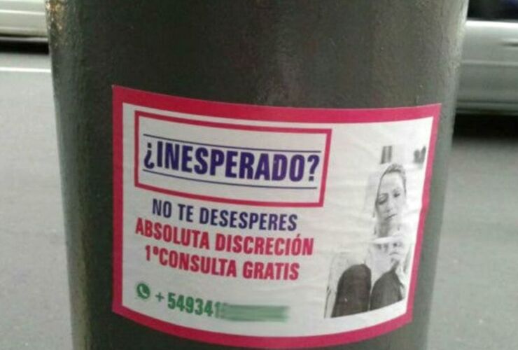 Imagen de Publicitan la práctica de abortos con carteles en avenida Pellegrini