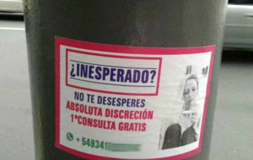 Imagen de Publicitan la práctica de abortos con carteles en avenida Pellegrini