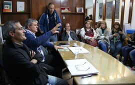 Cónclave. El intendente Ricci junto a comerciantes y vecinos que vienen viendo reiteradas situaciones de inseguridad. Foto: La Capital.