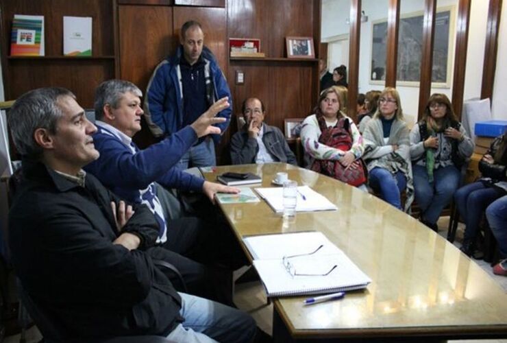 Cónclave. El intendente Ricci junto a comerciantes y vecinos que vienen viendo reiteradas situaciones de inseguridad. Foto: La Capital.