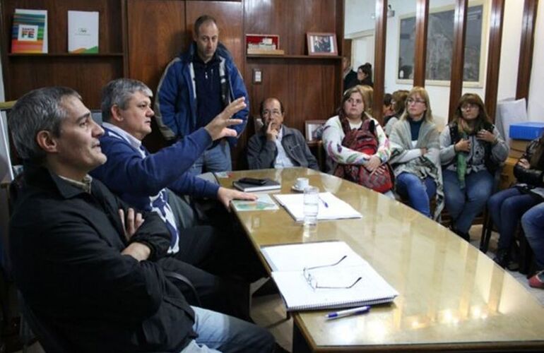 Cónclave. El intendente Ricci junto a comerciantes y vecinos que vienen viendo reiteradas situaciones de inseguridad. Foto: La Capital.