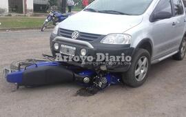 Debajo del auto. La mujer no llevaba casco confirm&oacute; una de sus hermanas.