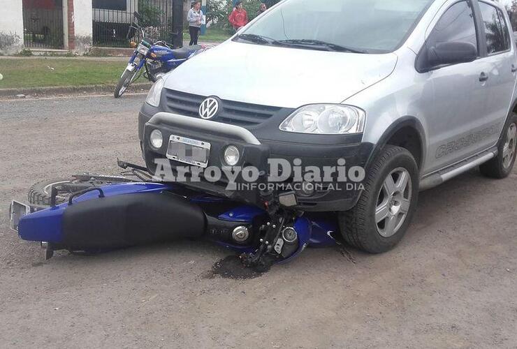 Debajo del auto. La mujer no llevaba casco confirmó una de sus hermanas.