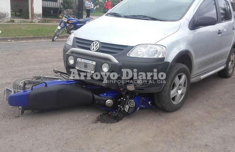 Debajo del auto. La mujer no llevaba casco confirm&oacute; una de sus hermanas.