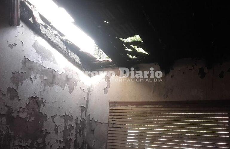 Destruido. As&iacute; qued&oacute; el techo de una de las habitaciones.