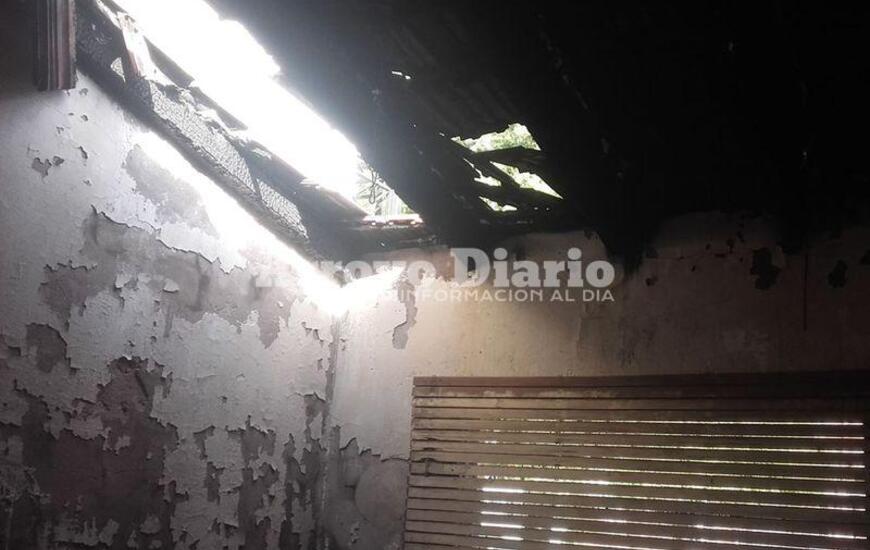 Destruido. As&iacute; qued&oacute; el techo de una de las habitaciones.