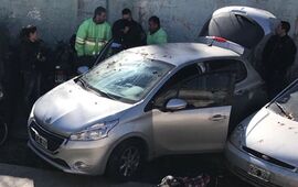 Sobre el hallazgo. El cad&aacute;ver del hombre en el ba&uacute;l de este auto robado en Provincia de Buenos Aires. Estaba desnudo y ten&iacute;a la cabeza encintada.