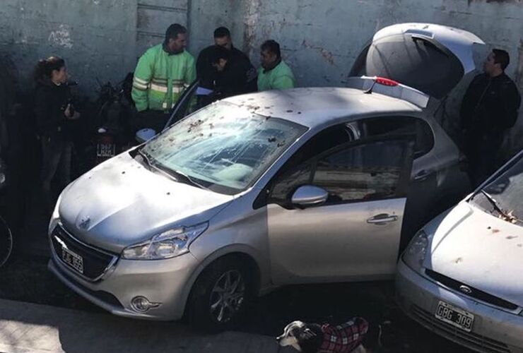 Sobre el hallazgo. El cadáver del hombre en el baúl de este auto robado en Provincia de Buenos Aires. Estaba desnudo y tenía la cabeza encintada.