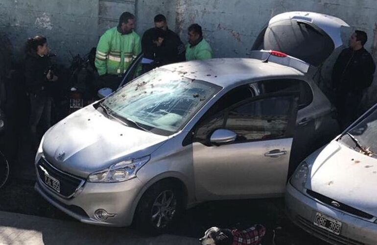 Sobre el hallazgo. El cad&aacute;ver del hombre en el ba&uacute;l de este auto robado en Provincia de Buenos Aires. Estaba desnudo y ten&iacute;a la cabeza encintada.