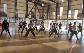 En el gimnasio. Profesor y alumnos en el seminario que se llevaba a cabo en el gimnasio del Complejo "Los Tiburones".