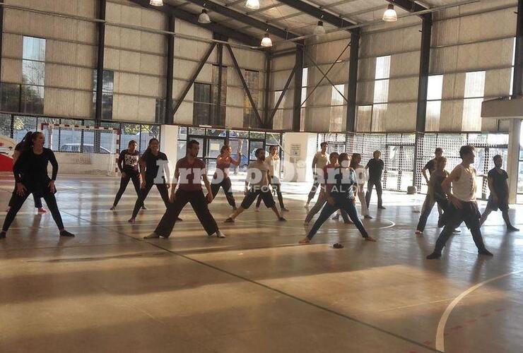 En el gimnasio. Profesor y alumnos en el seminario que se llevaba a cabo en el gimnasio del Complejo "Los Tiburones".