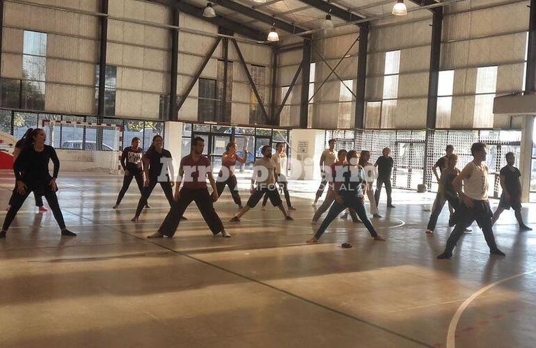 En el gimnasio. Profesor y alumnos en el seminario que se llevaba a cabo en el gimnasio del Complejo "Los Tiburones".