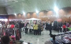 A pleno. Mucha gente se iba acercando en la tarde de hoy a recorrer la feria.