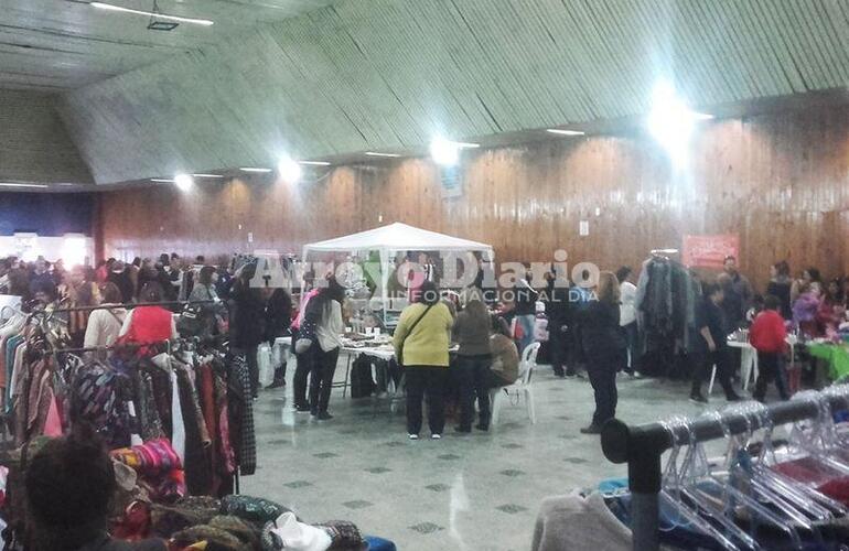 A pleno. Mucha gente se iba acercando en la tarde de hoy a recorrer la feria.