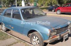 En el Peugeot 504. El desconocido estaba durmiendo plácidamente arriba del auto que Troncoso tiene a la venta.