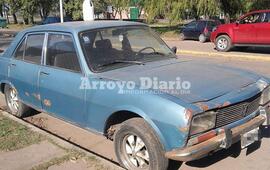 En el Peugeot 504. El desconocido estaba durmiendo plácidamente arriba del auto que Troncoso tiene a la venta.