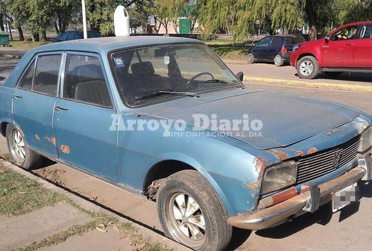 En el Peugeot 504. El desconocido estaba durmiendo plácidamente arriba del auto que Troncoso tiene a la venta.