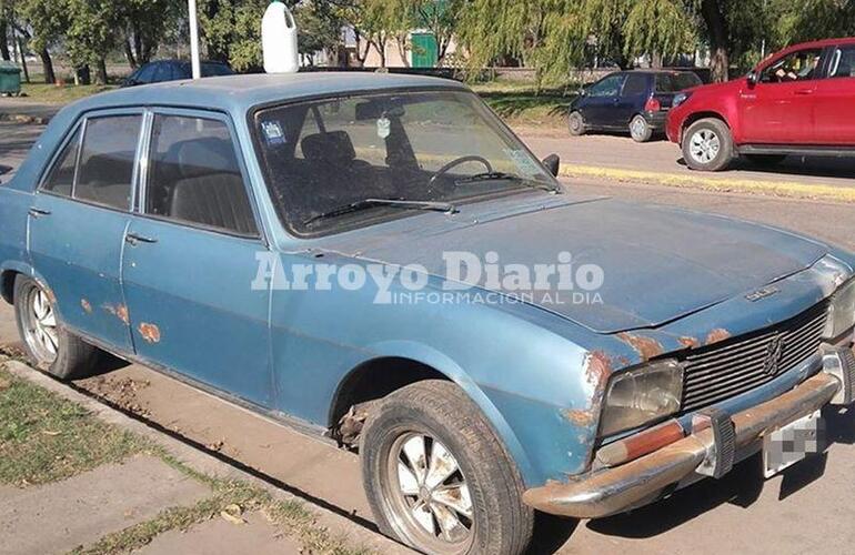 En el Peugeot 504. El desconocido estaba durmiendo plácidamente arriba del auto que Troncoso tiene a la venta.