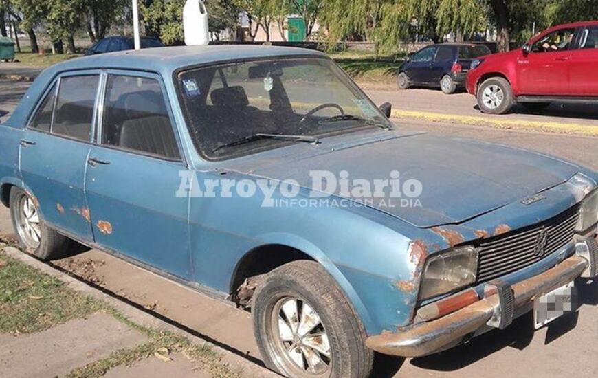 En el Peugeot 504. El desconocido estaba durmiendo plácidamente arriba del auto que Troncoso tiene a la venta.
