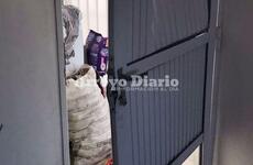 Barreteada. Así dejaron la puerta los ladrones que ingresaron a la casa de la pareja.