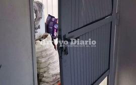 Barreteada. Así dejaron la puerta los ladrones que ingresaron a la casa de la pareja.